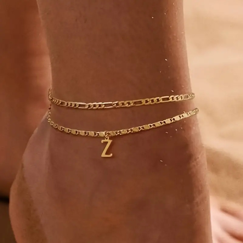 Sierlijke, gelaagde gouden enkelbandjes met initialen