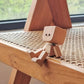 Charmante kleine schaukelnde Holzfigur
