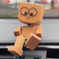 Charmante kleine schaukelnde Holzfigur