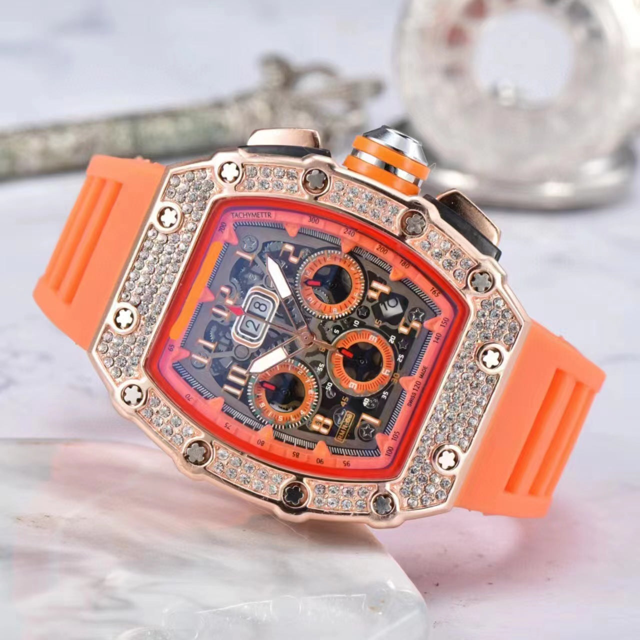 ⌚ Beperkte oplage – 52% korting✨ Luxe herenhorloge in tonneauvorm met strass-versiering