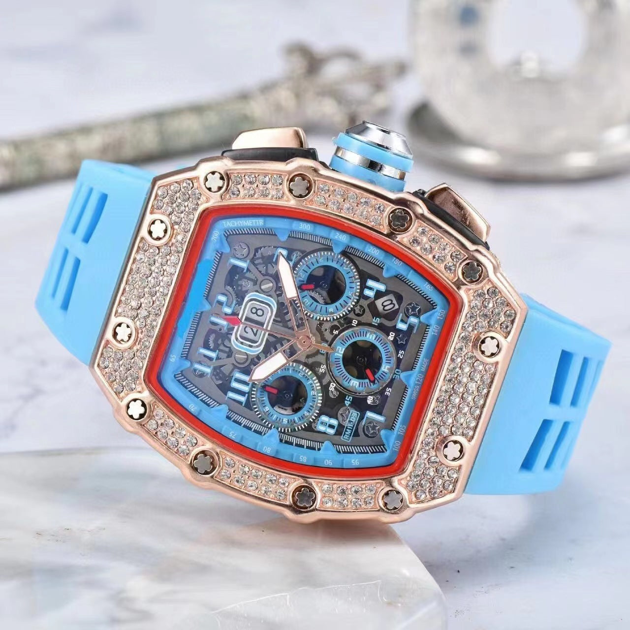 ⌚ Beperkte oplage – 52% korting✨ Luxe herenhorloge in tonneauvorm met strass-versiering