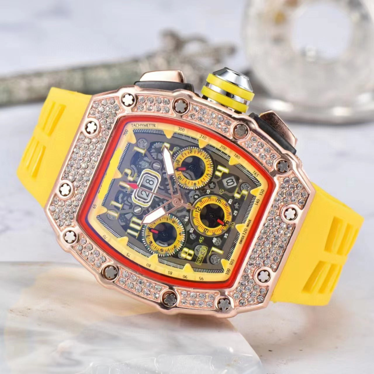 ⌚ Beperkte oplage – 52% korting✨ Luxe herenhorloge in tonneauvorm met strass-versiering