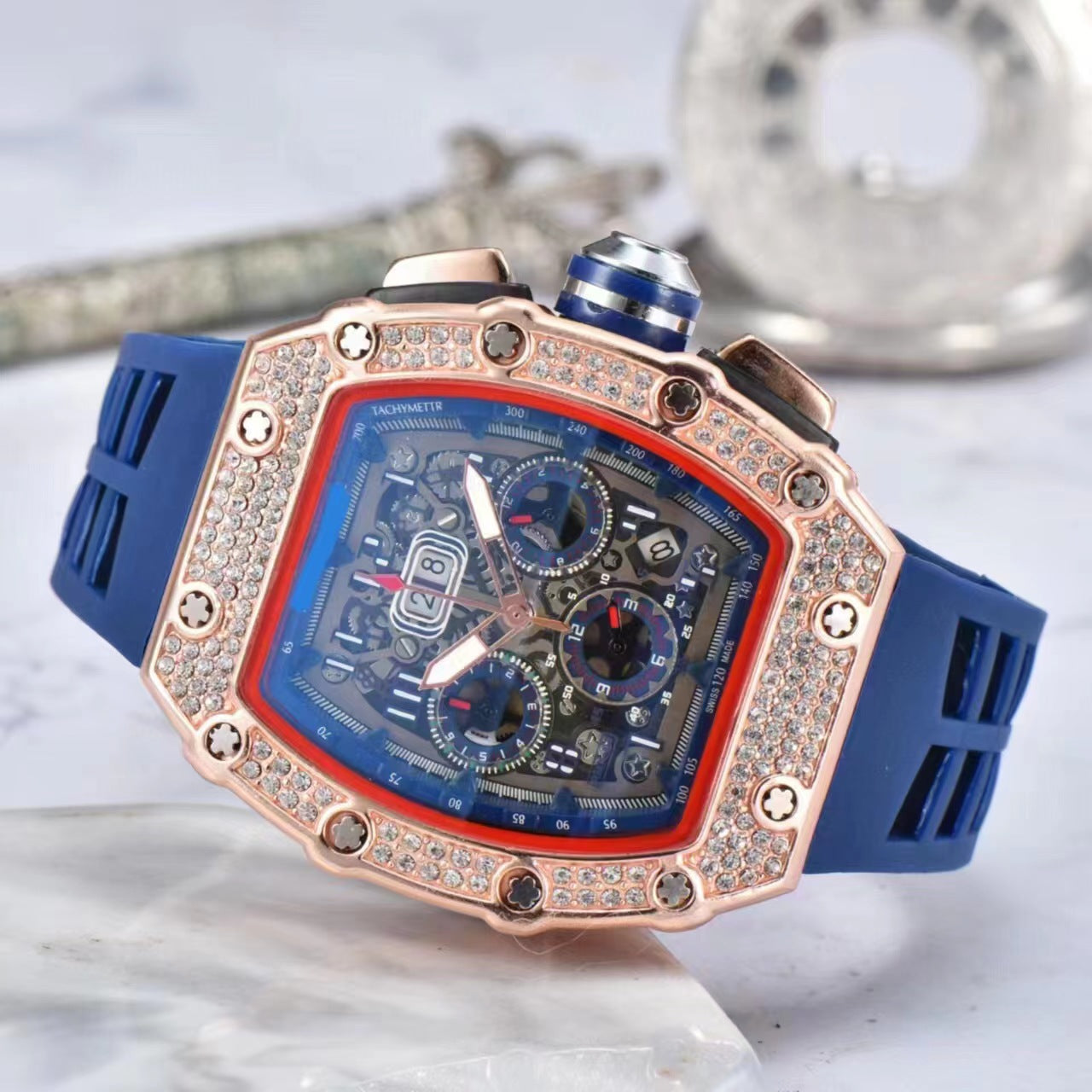 ⌚ Beperkte oplage – 52% korting✨ Luxe herenhorloge in tonneauvorm met strass-versiering