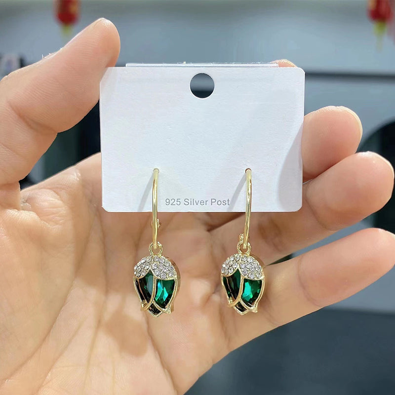 ✨ Elegante C-vormige oorringen met rozenknopjes