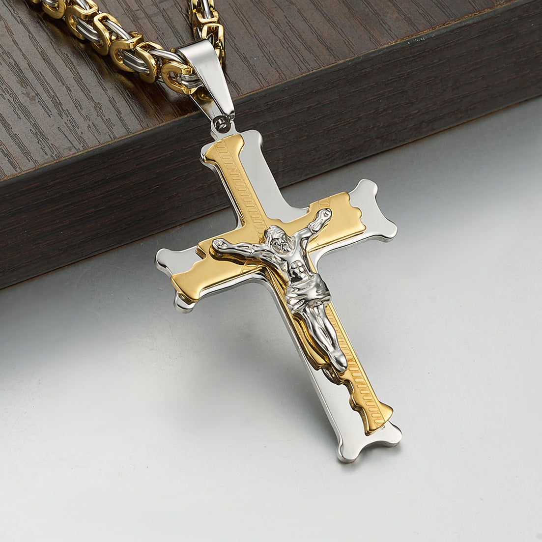 Ketting met opvallende kruishanger